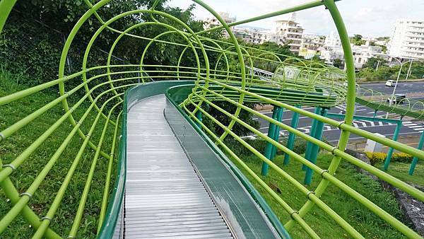 【沖繩景點】浦添公園溜滑梯-長度超過90公尺需滑1分鐘以上的超長滾輪式溜滑梯