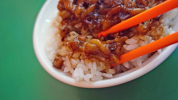 【台北美食】原味滷肉飯-日劇也來採訪的路邊攤美食小吃店