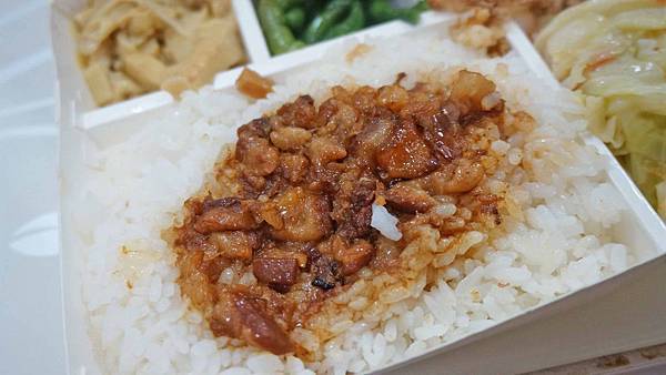 【台北美食】七喜排骨-比一般還要大上一倍的超大塊排骨飯