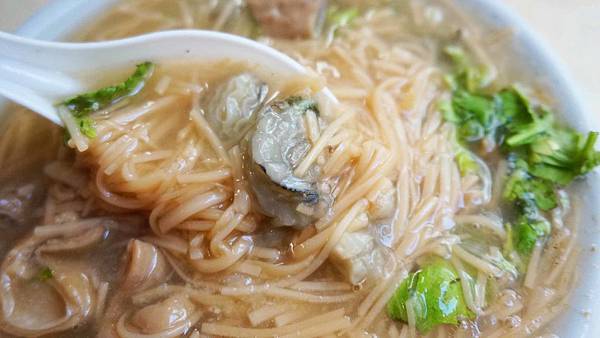 【台北美食】大龍峒阿嬤麵線店-隱藏在巷弄裡低調不為人知的爆美味蚵仔麵線