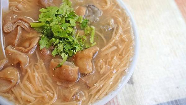 【台北美食】大龍峒阿嬤麵線店-隱藏在巷弄裡低調不為人知的爆美味蚵仔麵線