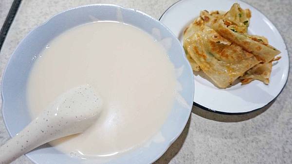 【台北美食】洪文豆漿小吃店-吃了會讓你愛不釋手的爆強豆漿蛋餅早餐店 【台北美食】洪文豆漿小吃店-吃了會讓你愛不釋手的爆強豆漿蛋餅早餐店