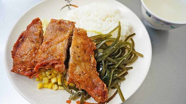 【台北美食】金荔園雞腿飯-超厚實又多汁的美味雞腿