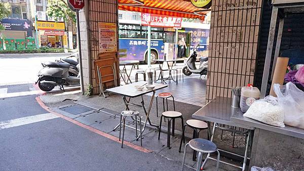 【台北美食】米粉湯-沒有店名沒有招牌的正統路邊攤美食小吃店