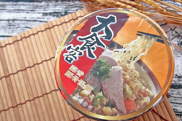 味王大食客-酒香燒雞湯麵、蔥燒牛肉湯麵、蒜香豚骨湯麵-宵夜美食免出門在家輕鬆用泡麵煮出餐廳級的美味小火鍋