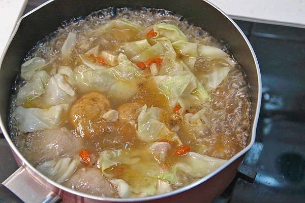 味王大食客-酒香燒雞湯麵、蔥燒牛肉湯麵、蒜香豚骨湯麵-宵夜美食免出門在家輕鬆用泡麵煮出餐廳級的美味小火鍋