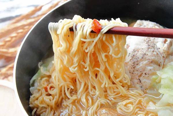 味王大食客-酒香燒雞湯麵、蔥燒牛肉湯麵、蒜香豚骨湯麵-宵夜美食免出門在家輕鬆用泡麵煮出餐廳級的美味小火鍋