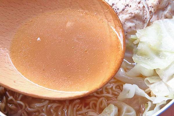 味王大食客-酒香燒雞湯麵、蔥燒牛肉湯麵、蒜香豚骨湯麵-宵夜美食免出門在家輕鬆用泡麵煮出餐廳級的美味小火鍋