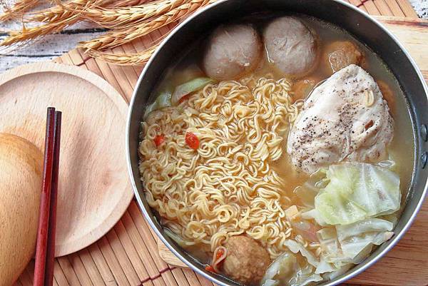味王大食客-酒香燒雞湯麵、蔥燒牛肉湯麵、蒜香豚骨湯麵-宵夜美食免出門在家輕鬆用泡麵煮出餐廳級的美味小火鍋