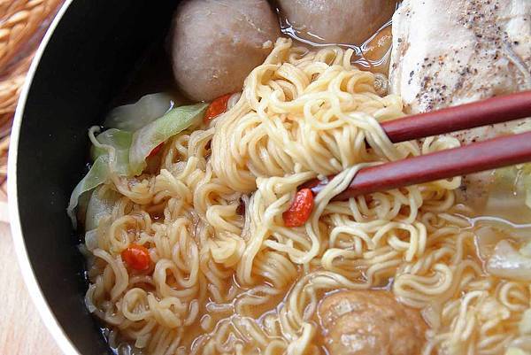 味王大食客-酒香燒雞湯麵、蔥燒牛肉湯麵、蒜香豚骨湯麵-宵夜美食免出門在家輕鬆用泡麵煮出餐廳級的美味小火鍋