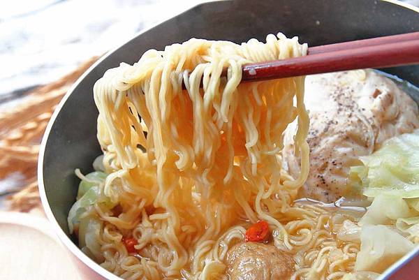 味王大食客-酒香燒雞湯麵、蔥燒牛肉湯麵、蒜香豚骨湯麵-宵夜美食免出門在家輕鬆用泡麵煮出餐廳級的美味小火鍋