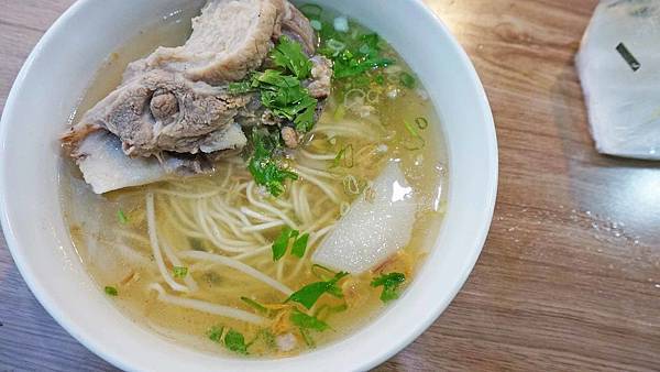 【台北美食】梁記大骨麵-比拳頭還要大的超大超有爽度的大骨湯美食 【台北美食】梁記大骨麵-比拳頭還要大的超大超有爽度的大骨湯美食