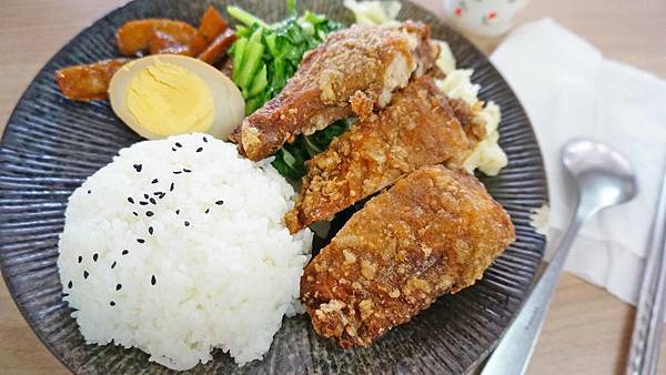 【台北美食】小南老蘇雞腿排骨便當-吃完還會想再來吃的無敵美味雞腿飯 【台北美食】小南老蘇雞腿排骨便當-吃完還會想再來吃的無敵美味雞腿飯