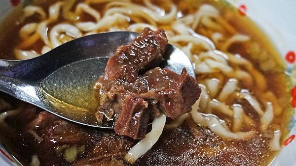 【花蓮美食】阿婆小吃-全台灣ＣＰ值最高的美食小吃店！牛肉麵竟然只要55元