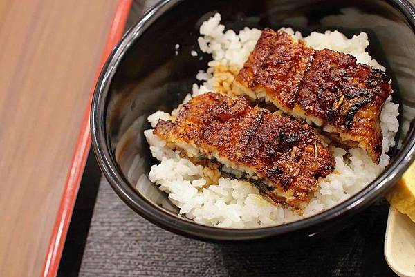 【台北美食】三河屋-新加坡米其林必比登推薦!現殺現烤的備長炭鰻魚飯三吃