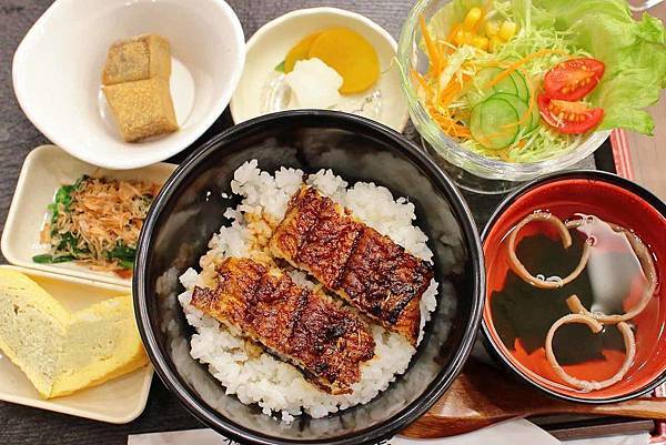 【台北美食】三河屋-新加坡米其林必比登推薦!現殺現烤的備長炭鰻魚飯三吃 【台北美食】三河屋-新加坡米其林必比登推薦!現殺現烤的備長炭鰻魚飯三吃