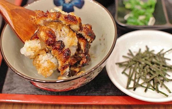 【台北美食】三河屋-新加坡米其林必比登推薦!現殺現烤的備長炭鰻魚飯三吃