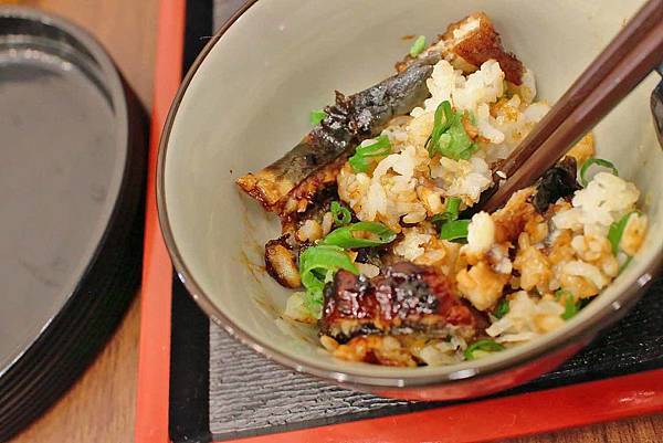 【台北美食】三河屋-新加坡米其林必比登推薦!現殺現烤的備長炭鰻魚飯三吃