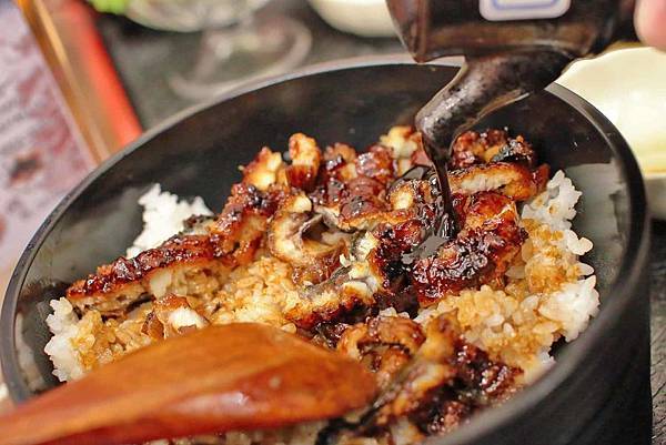 【台北美食】三河屋-新加坡米其林必比登推薦!現殺現烤的備長炭鰻魚飯三吃