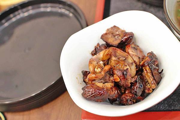 【台北美食】三河屋-新加坡米其林必比登推薦!現殺現烤的備長炭鰻魚飯三吃