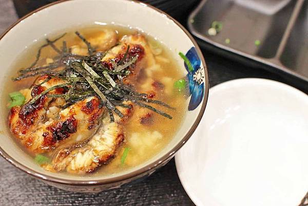 【台北美食】三河屋-新加坡米其林必比登推薦!現殺現烤的備長炭鰻魚飯三吃