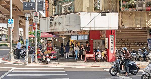 【台北美食】品方小吃店-完全不輸給知名連鎖店的爆美味鍋貼店