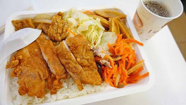 【台北美食】滷味香排骨店-用餐時間必定排隊的超人氣便當店 【台北美食】滷味香排骨店-用餐時間必定排隊的超人氣便當店