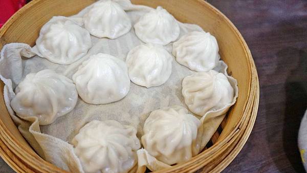 【台北美食】何記手工蒸餃-天母人爆推!用餐時間需要排隊的美味蒸餃