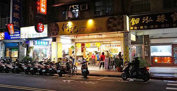 【台北美食】何記手工蒸餃-天母人爆推!用餐時間需要排隊的美味蒸餃