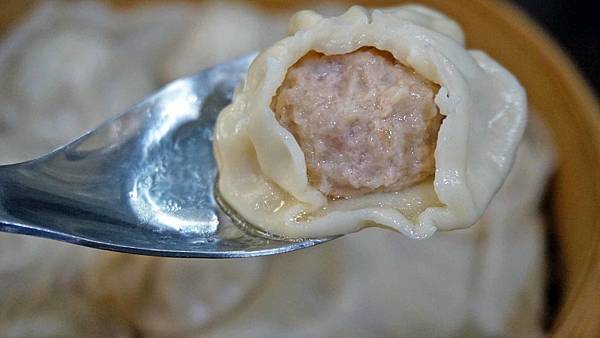 【台北美食】何記手工蒸餃-天母人爆推!用餐時間需要排隊的美味蒸餃 【台北美食】何記手工蒸餃-天母人爆推!用餐時間需要排隊的美味蒸餃