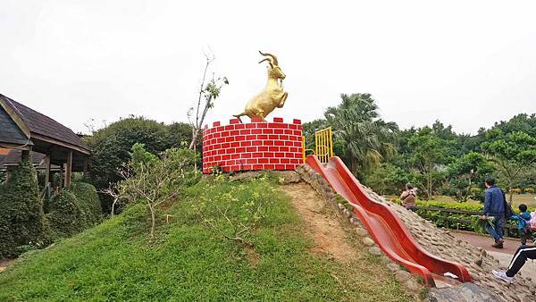 【桃園景點】羊世界牧場-有如一座小型動物園，還可以餵羊的好玩親子景點