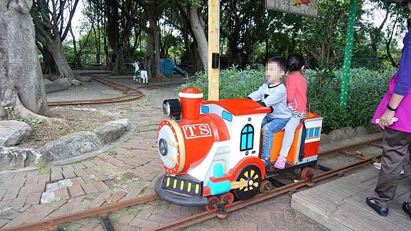 【桃園景點】羊世界牧場-有如一座小型動物園，還可以餵羊的好玩親子景點
