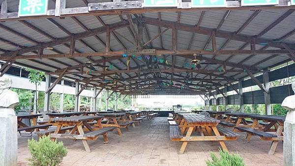 【桃園景點】羊世界牧場-有如一座小型動物園，還可以餵羊的好玩親子景點