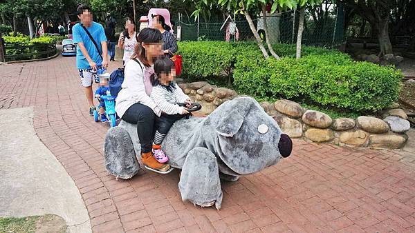 【桃園景點】羊世界牧場-有如一座小型動物園，還可以餵羊的好玩親子景點