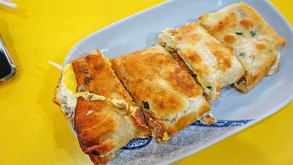 【台北美食】鳳玲水煎包-酥酥脆脆不油不膩的美味蔥油餅 【台北美食】鳳玲水煎包-酥酥脆脆不油不膩的美味蔥油餅