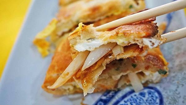 【台北美食】鳳玲水煎包-酥酥脆脆不油不膩的美味蔥油餅 【台北美食】鳳玲水煎包-酥酥脆脆不油不膩的美味蔥油餅