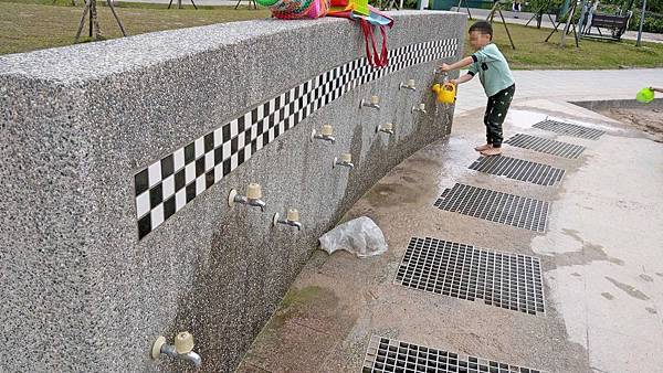 【台北景點】白雲公園-小孩愛不釋手，三種不同類型溜滑梯及多種盪鞦韆的特色公園