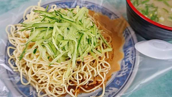 【汐止美食】佳佳涼麵/豬腸冬粉-比別人還便宜份量又大的高CP值涼麵店