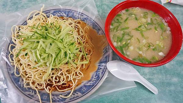 【汐止美食】佳佳涼麵/豬腸冬粉-比別人還便宜份量又大的高CP值涼麵店