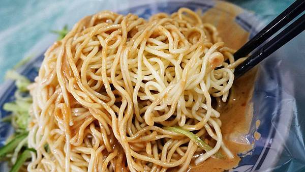 【汐止美食】佳佳涼麵/豬腸冬粉-比別人還便宜份量又大的高CP值涼麵店