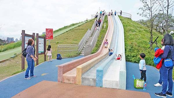 【新北市特色公園景點】員山公園-高度超過4公尺的超高速溜滑梯、滑草坡,不分年齡都可以玩的免費溜滑梯 【新北市特色公園景點】員山公園-高度超過4公尺的超高速溜滑梯、滑草坡,不分年齡都可以玩的免費溜滑梯