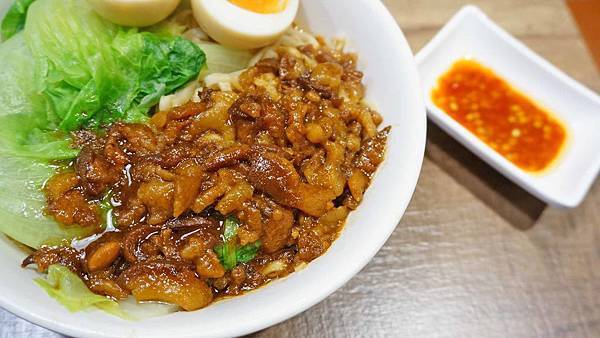 【台北美食】胡饕米粉湯黑白切-公館夜市裡的古早味美食小吃店