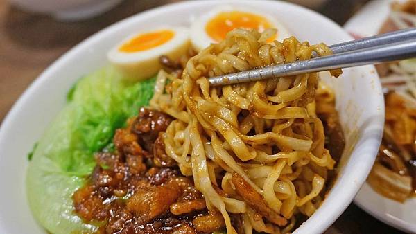 【台北美食】胡饕米粉湯黑白切-公館夜市裡的古早味美食小吃店