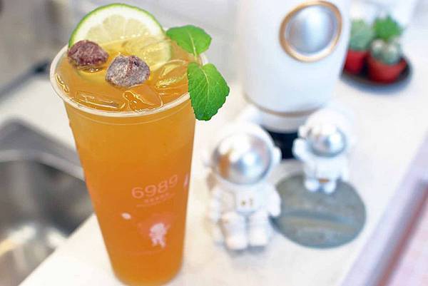 【林口美食】6989恆星系飲品-低溫壓榨新技術新鮮現榨蘋果汁，美味無比，嚐一口絕對會愛上他的美妙滋味！