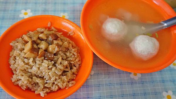 【台北美食】阿桃油飯-沒有明顯招牌的15元油飯店 【台北美食】阿桃油飯-沒有明顯招牌的15元油飯店