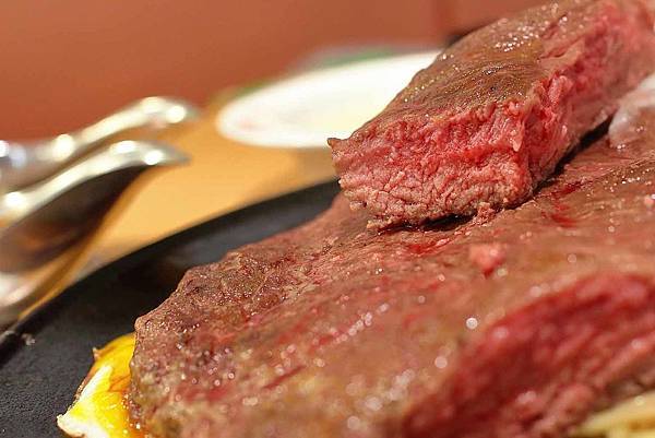 【新竹美食】吼牛排新竹店-原塊牛肉真材實料，比臉還大的巨無霸大盎司牛排與免費自助吧吃到飽