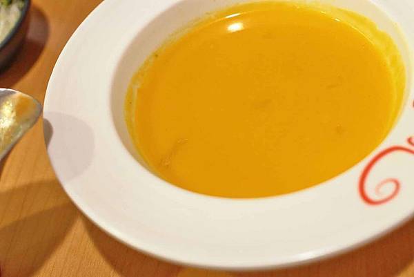 【新竹美食】吼牛排新竹店-原塊牛肉真材實料，比臉還大的巨無霸大盎司牛排與免費自助吧吃到飽