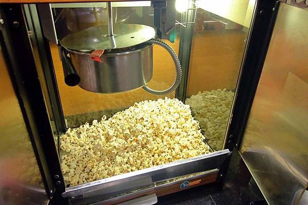 【新竹美食】吼牛排新竹店-原塊牛肉真材實料，比臉還大的巨無霸大盎司牛排與免費自助吧吃到飽