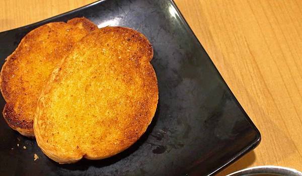 【新竹美食】吼牛排新竹店-原塊牛肉真材實料，比臉還大的巨無霸大盎司牛排與免費自助吧吃到飽