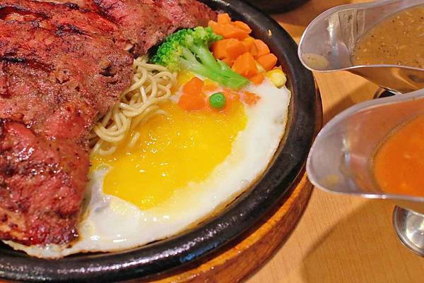 【新竹美食】吼牛排新竹店-原塊牛肉真材實料，比臉還大的巨無霸大盎司牛排與免費自助吧吃到飽